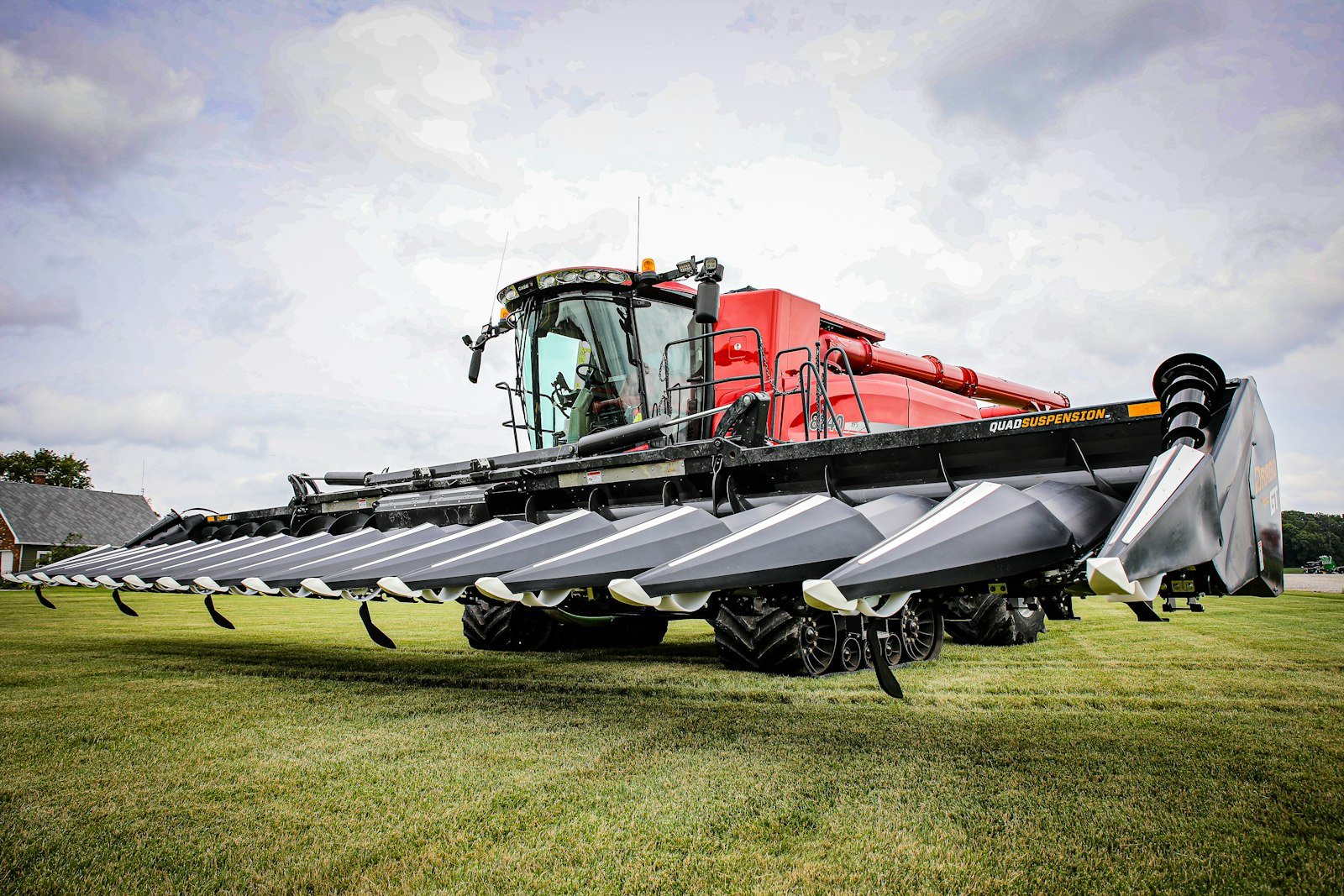 Machine agricole équipée pour le nettoyage de grands terrains